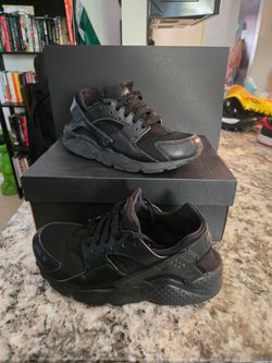 NIKE HUARACHES, Size 5.5 boys