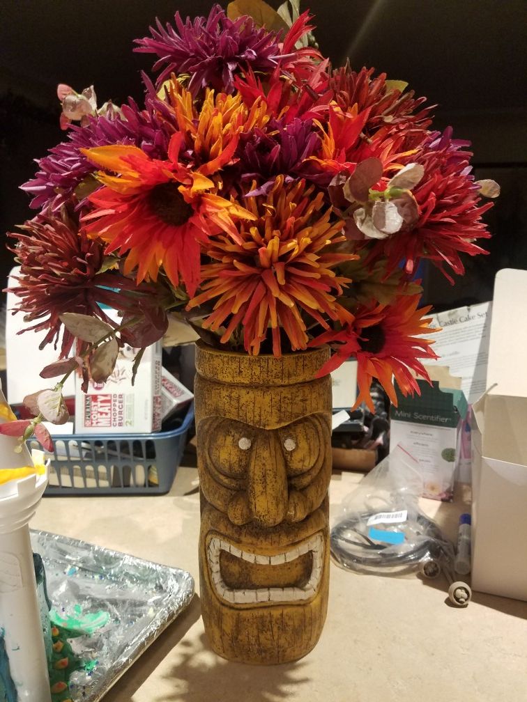 Tiki flower pot w flowers
