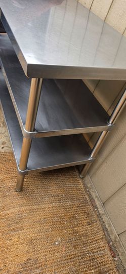 Mesa de trabajo para restaurante de acero inocidable de tres niveles largo 48 ancho 24 alto35