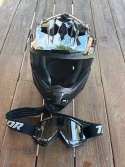 1Storm DOT-certified men’s motorcycle or ATV helmet in like-new condition.