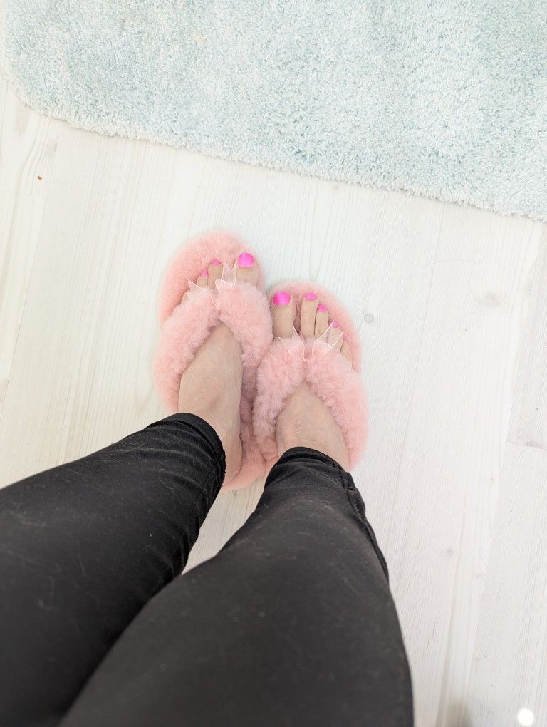 New Pink UGG Slippers Size 8
Woman's shoes