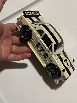 1:24 Diecast Muscle Machines Cream NISSAN SKYLINE GT-R 2000 No Box