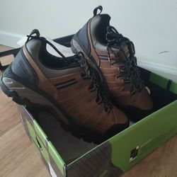 safety shoes size 9.brand new