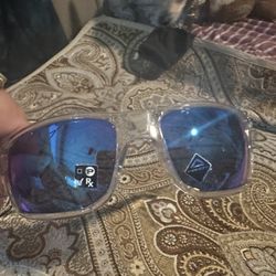 Oakley Sunglasses 100% Authentic In Case