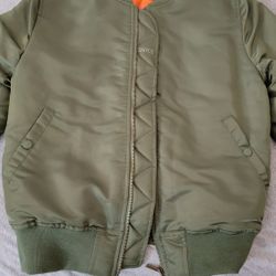 THE ESNTLS OliVE BOMBER JACKET
