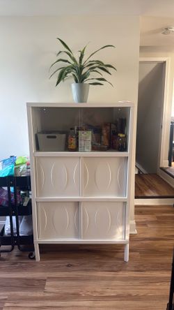 White standing cabinet