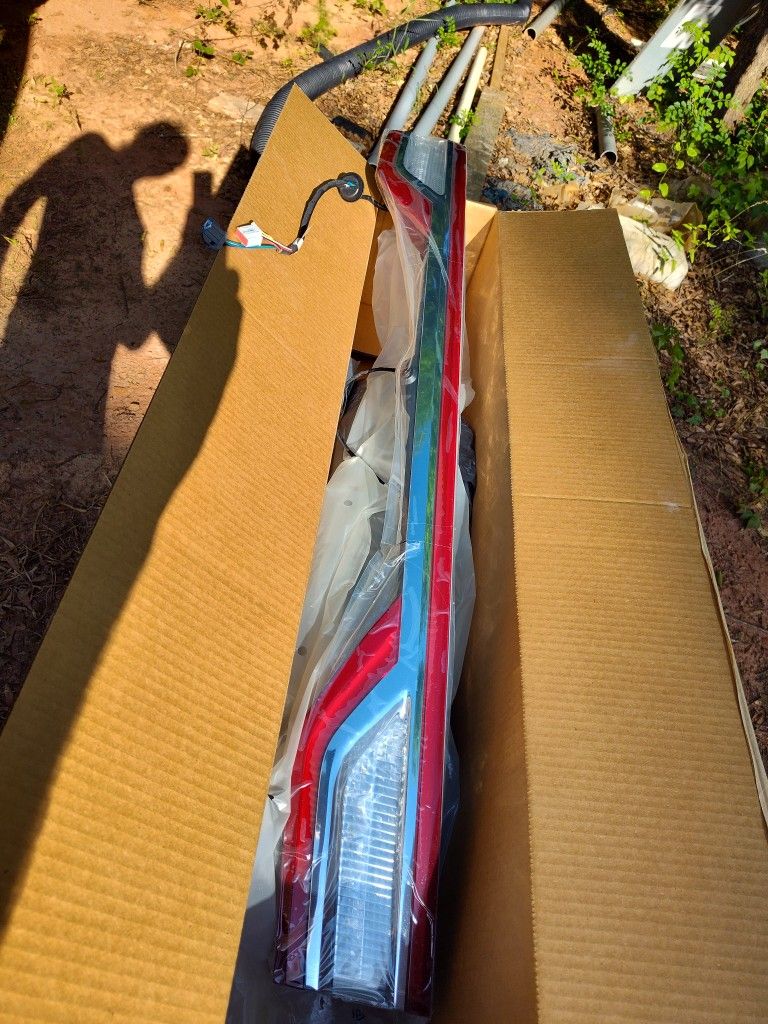 Rear Tail Light Section For Lincoln Continental 2017 To 2020 OEM Part
