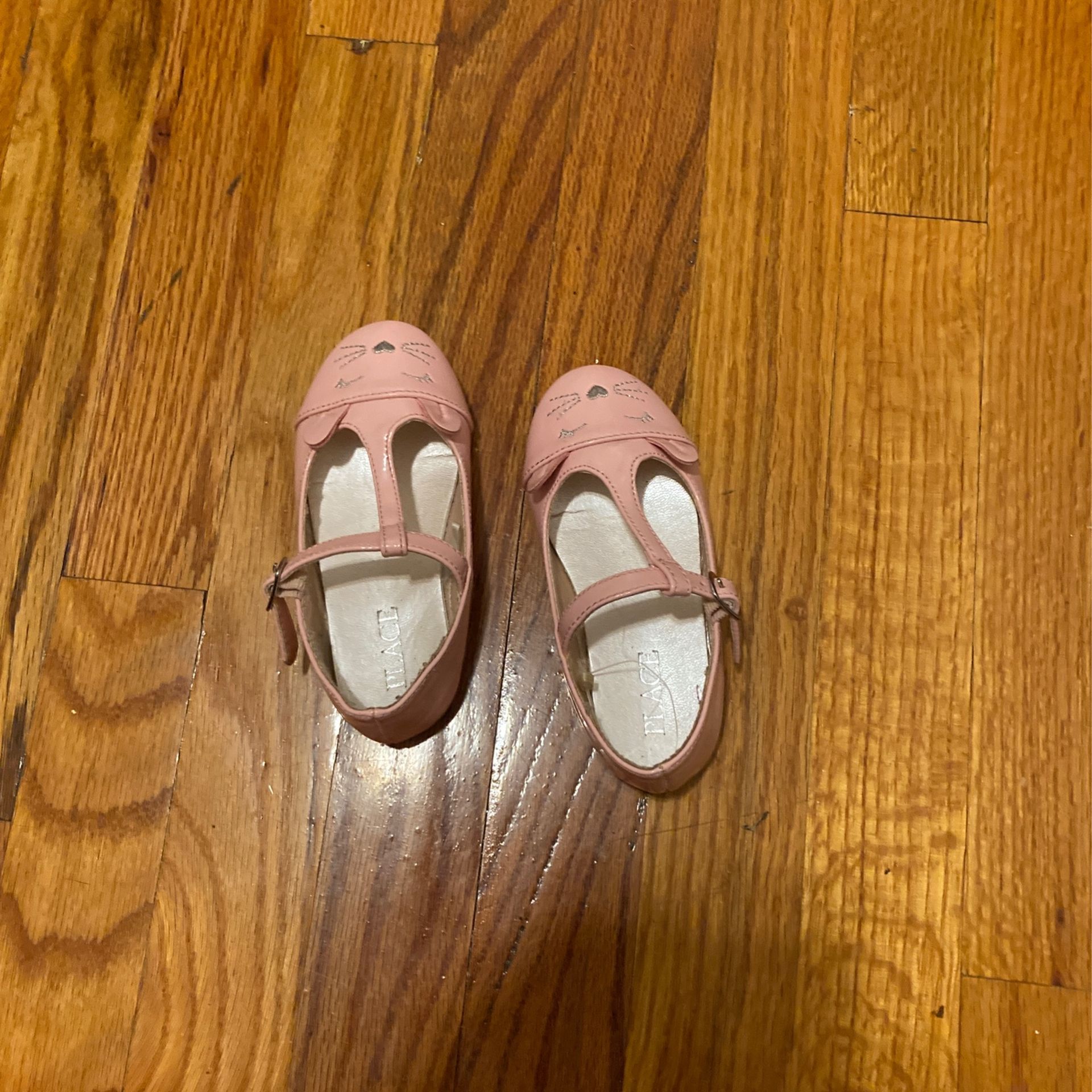 Children’s place Shoes Sz 7T