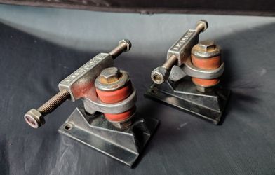 RARE Vintage OG 1975 Bennett 3- Hole Skateboard Trucks - NO CRACKS