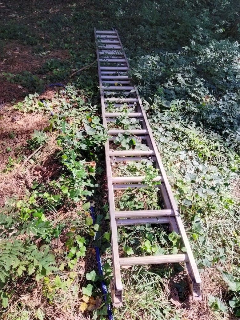 32ft ALUMINUM NICE LATTER