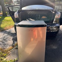 Whirlpool Mini Fridge-120 OBO