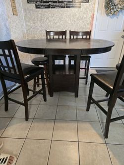 Dinnig table