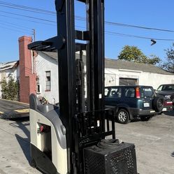 .Crown Forklift 450O Lbs Cap 