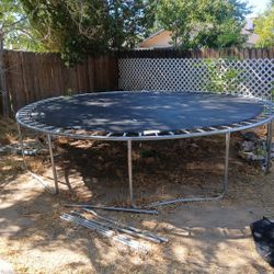 175$ (Brand NEW) BOUNCE PRO 14FT TRAMPOLINE