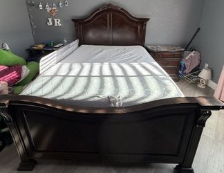 Bedroom Set With Night Stand And mirror
