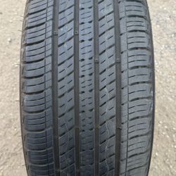 Kumho 235/55/19  (1) Tire