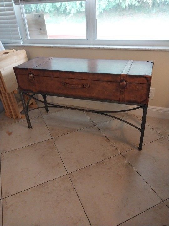 CHEST STYLE TABLE