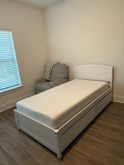 Pull-out bed : Twin