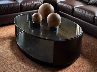 Oval cocktail table