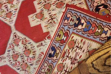 Beautiful 4 X 5 vintage Persian Kilim Accent Rug or area rug. Hand knotted. 100 percent wool.