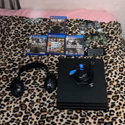 Ps4 Pro + 2 controllers + 4 Games + Headset