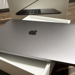 MacBook Pro (13-inch, 2016, Two Thunderbolt 3 ports)