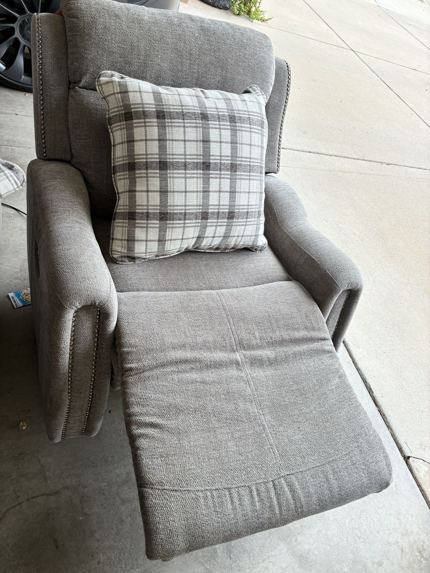 Broyhill Sofa & Recliner - Almost New!