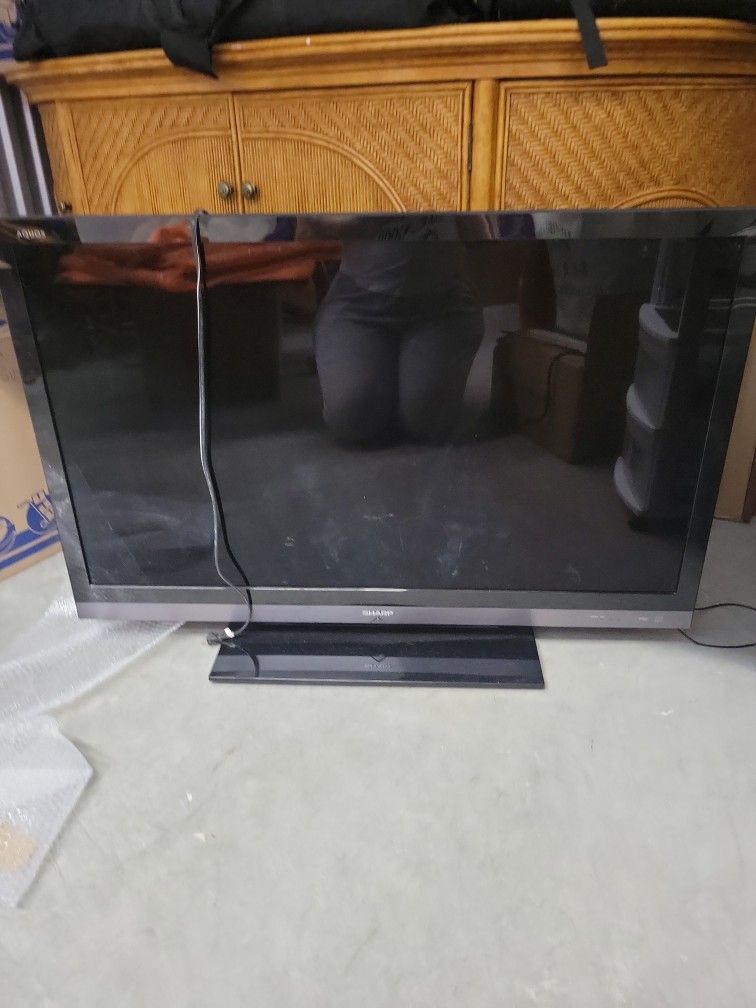 SHARP. AQUOS LCD TV.