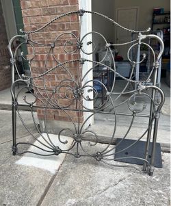 Queen Size Iron Metal Bed Frame Heart Ornate Style