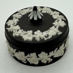 Vtg Wedgwood Black & White Basalt Jasperware Trinket Dish & Lid in English Grape Design. 