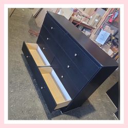 Eight drawers dresser