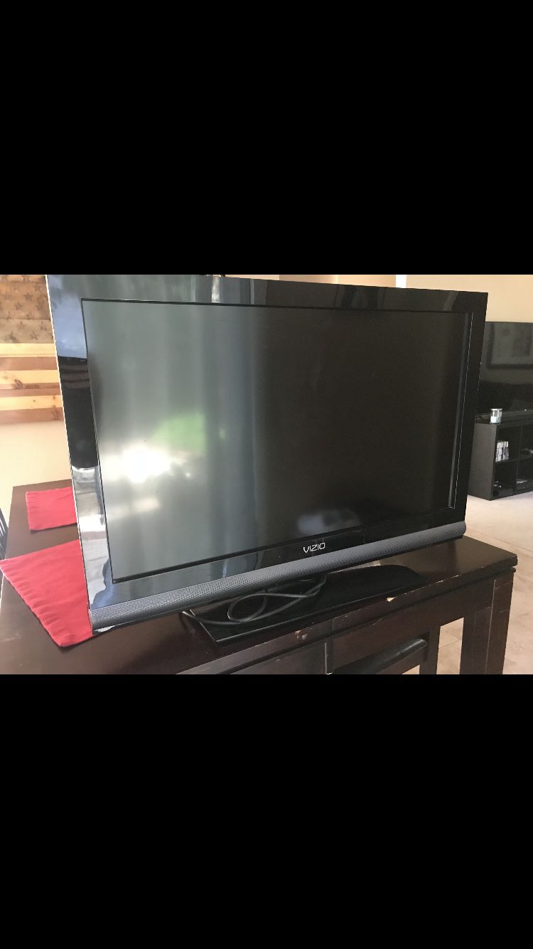 Flat screen TV 32 inch LCD