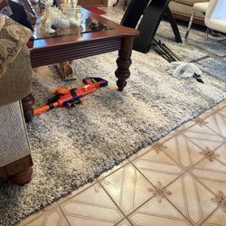 Una Alfombra Nueva De Dorado, Furniture Es Grande