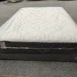 NEW MATTRESS QUEEN SIZE PLUSH WITH BOX SPRING