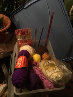 Hilos y 3 pares de agujas para tejer una circular y una para tejer gancho