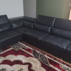 is the black couch I'm selling because I'm moving  Only  is  no 700