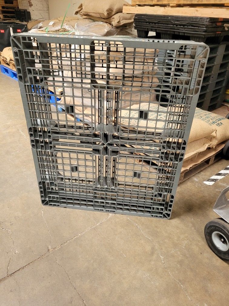 Plastic Pallets for sale *only blue ones available