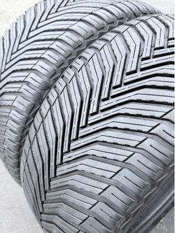 Selling 235/40R18 Michelin • 2 Tires