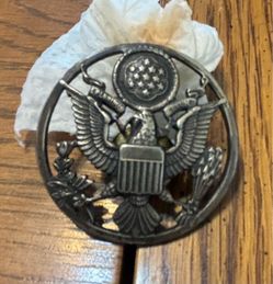 Vintage U.S. Air Force Enlisted Man's Service/Visor Cap Insignia badge