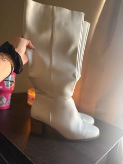 Size 9 1/2 in women’s white leather boots with wood bottom Size 9 1/2 in women’s white leather boots with wood bottom