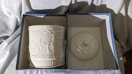 Wedgewood biscuit jar