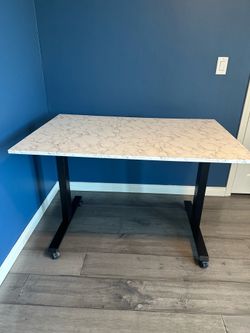 Adjustable standing desk