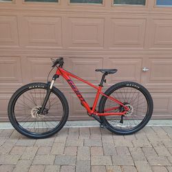 GIANT TALON 2 MOUNTAIN BIKE 29 ER 1 X 9 SPEED( SMALL)