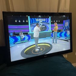 LG 42” tv  no remote control, works good