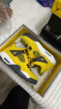 Jordan 4’s size 5.5 lighting