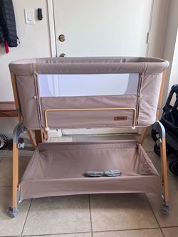 Manual Rocking Bedside Bassinet