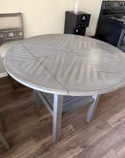 Dinning room table w/ 2 chairs