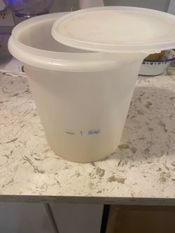 Tupperware 3 gallon bucket with lid