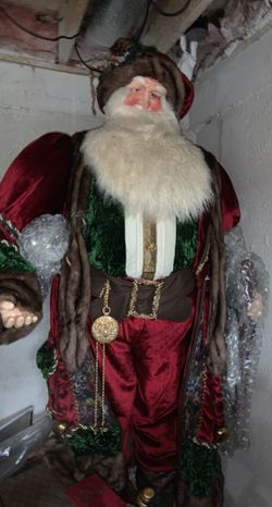 7 foot tall Santa Claus statue