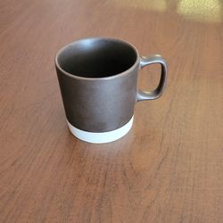 Starbucks coffee tea mug brown off white 2018 14oz / 414ml. Pre-owned, 
good shape, no chips or cracks. Please see photos for details.
Weight 15oz plu